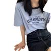 Camiseta Americana de Manga Curta com Gola Redonda e Cor Contrastante para Mulheres 2025 Verão Estampa de Letras Solta Curta Retrô Top Estudante Ins