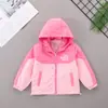 Roupas de Outono/Primavera 2025 para Meninas Novas Estilo Coreano Estilo Estrangeiro Tops com Capuz para Meninas Jaquetas Corta-Vento de Primavera para Crianças
