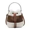 Bolsa de Pelúcia Outono/Inverno 2025 com Costura em Cor Contrastante, Bolsa de Mão Estilosa e Fashion para Meninas, Bolsa Quadrada Pequena de Design Exclusivo