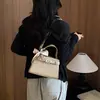 Bolsa de Ombro Única de Luxo Estilo Kelly para Deslocamento Leve Versátil de Nicho Transversal para Mulheres de Mão Outono 2026 Nova