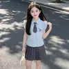 Conjunto JK de Verão para Meninas 2026 Novo Estilo Infantil Elegante Estilo Academia Blusa com Manga Flare Saia Plissada de Verão Conjunto de Duas Peças