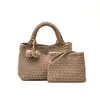 Bolso de cesta tejido nuevo hecho a mano, un bolso de hombro, bolso cruzado y bolso de mano versátil y casual, con un diseño tejido retro y único para mujer.