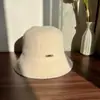 Sombrero de pescador de cubo cálido y versátil para otoño e invierno para mujer, diseño simple con logo metálico, sombrero de pescador de piel sintética de visón que hace que la cara se vea más pequeña