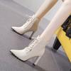 Botas de Tornozelo de Bico Fino Femininas 2024 Novas Branco Salto Alto Salto Grosso Slim Cadarço Botas Martinho Botas Skinny Ins Modernas