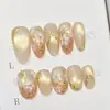 30 Piezas de Pegatinas para Uñas Artísticas Portátiles Color Ojo de Gato Doradas con Forma de Almendra, Flores Pintadas y Degradado Dorado, Puntas de Uñas Disponibles para Venta al por Mayor