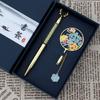 () Caja de Regalo con Marcapáginas Metálico para el Día del Maestro con Texto Grabado Estilo Chino, Presentando el Tema de las Enseñanzas de los Maestros Difundiéndose por el Mundo, Inspirada en los Productos Culturales y Creativos de la Ciudad Prohibida