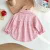 Camisa xadrez para meninas, novo modelo outono 2026, para bebês e crianças pequenas, adequada para usar por cima, nova camisa fina de algodão para o início do outono infantil