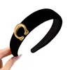 Diadema Retro Estilo Francés con Etiqueta Dorada de Terciopelo Negro para Mujer, Accesorio para el Cabello de Alta Gama de Moda