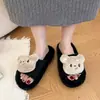 Nuevas pantuflas de oso de dibujos animados de suela plana y peludas 2026, antideslizantes para uso en interiores, también se pueden usar al aire libre, pantuflas de algodón de punta abierta