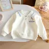 Camisa polo de outono para meninas com bordado de gato de desenho animado fofo, apresentando uma gola franzida e um design elegante de puxar.