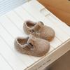 Zapatos peludos para niñas para usar en exteriores, Zapatos tipo gorro con velcro de estilo extranjero, Nuevos zapatos de algodón de lana de cordero de suela blanda para Otoño e Invierno 2025