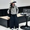 Conjunto de dos piezas para niña de moda primavera y otoño: sudadera con capucha a rayas y media cremallera y pantalones de pierna ancha