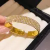 Pulsera Europea y Americana de Lujo Ligero Completamente Incrustada con Diamantes para Mujer, Pulsera Personalizada de Manguito Abierto Multicapa Pequeña, Joyería al por Mayor Apilable con Sentido de Alta Gama