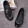 Sapatos casuais de couro são confortáveis, simples, versáteis e adequados para dirigir.. São mocassins de calçar com sola macia para homens.