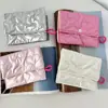 Bolsa de Monedas Plegable con Lazo de Corazón de PU Brillante Portátil Tarjetero Rellena de Algodón Acolchada Bolsa de Mano para Toallas Sanitarias