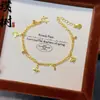 El mismo estilo que en la joyería: Pulsera deslumbrante de estrella de cuatro puntas y trébol de cuatro hojas rotos como el hielo para mujer, con un toque de lujo ligero y alta gama, adecuada para apilar en doble capa