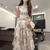 Top de punto blanco con encaje estilo francés, escote en V y manga corta para mujer, nueva colección de verano 2025, puro y deseable, con una estética de alta gama, absolutamente hermoso
