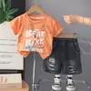 Conjunto de Verão para Meninos 2026 Novo Estilo Roupa Fina de Verão para Bebê Conjunto de Duas Peças com Corrente de Letras de Manga Curta para Crianças Venda por Atacado