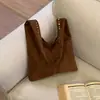2026 Nuevo Estilo Otoño Temprano Bolso de Hombro Único de Ante Retro con Remaches Bolso de Axila Estilo Motero Europeo y Americano Bolso Tote para Mujer