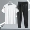 Nuevo Traje de Seda Helada de Verano para Hombre, Camiseta Deportiva Casual de Cuello Redondo, Conjunto de Pantalones Cortos de Manga Corta, Conjunto Deportivo Moderno y Versátil