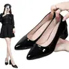 2026 Nuevos Zapatos de Moda Casuales Transpirables de Cuero Patentado de Tacón Alto Grueso de Punta Puntiaguda de Talla Grande para Mujer