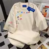 Camiseta de Manga Curta com Estampa de Letras Graffiti Doce e Fresca Estilo Japonês 2026 Verão Nova Versátil Solta Top para Casal