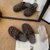 Nova coleção de outono: Sapatos casuais slip-on de estilo francês, com sola grossa, estampa de bolinhas e detalhe de fivela, versáteis e confortáveis, meias-sapatilhas estilo Birkenstock com sola grossa para mulheres