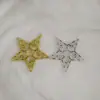 Accesorios de decoración navideña, colgante de estrella hueca de cinco puntas de plástico de 9 cm, decoraciones para árboles de Navidad, suministros para fiestas