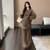 Conjunto de punto de maternidad para otoño e invierno, con dobladillo asimétrico, top de manga murciélago y pantalones de pierna ancha, diseñado para cubrir el vientre y crear un efecto adelgazante