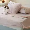 Sábana bajera ajustada de terciopelo de leche engrosada con bordado tallado, pieza única, cubierta de cama de terciopelo coral de invierno, protector de colchón con más terciopelo, juego de tres piezas