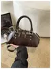 Bolso de mano de diseño nicho transfronterizo, bolsa de bolos para mujer, nuevo bolso retro elegante para el día a día, bolso de hombro y cruzado súper popular