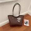 Bolso tote de lujo ligero de alta gama, bolso retro de nicho para el día a día, nuevo estilo 2026, estilo coreano, gran capacidad, bolso de hombro simple