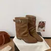 2026 Botas de Salto Grosso Fivela Moda Botas Plissadas Cinto Retrô Bico Fino Botas Western para Tornozelo Calça Feminina Nova Bota Curta Empilhada