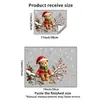 Un acogedor y festivo oso de peluche navideño para ventana que se puede pegar en las ramas sin pegamento, no dañará el cristal y es perfecto para decorar las ventanas de la sala de estar.