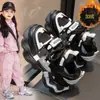 Sapatos infantis de algodão, novo estilo inverno 2025, forrados com fleece, quentes, estilosos e versáteis, com sola macia, estilo "dad shoes", para meninos e meninas.
