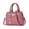 Bolsa quadrada pequena bolsa de mão feminina bolsa de ombro simples bolsa de grande capacidade bolsa mensageiro dupla com pompom de pelo atacado transfronteiriço