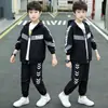 Roupas Infantis Conjunto de Outono para Meninos 2025 Atacado Novo Estilo para Meninos Mais Velhos Primavera e Outono Conjunto Esportivo Elegante de Duas Peças Versão Coreana