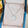 Colar Exquisito e Luxuoso de Aço Titânio com Trevo de Quatro Folhas Cravejado de Diamantes, Joia de Luxo Leve e que Não Desbota, Simples e Elegante, Corrente Versátil para Clavícula