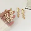 Brincos de Metal Dourados com Folha Longa para Mulheres, Estilo Minimalista, Design Exagerado de Espiral, Presilhas de Orelha Sem Furo, Flor de Gelo no Atacado