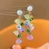Mariposas Cayendo en Ramas de Primavera~Aretes de Flor de Cristal y Zirconia, Exquisitos Ganchos de Oreja Estilo Corte Francés, Aretes de Lujo Ligero para Mujeres con un Toque de Alta Gama