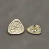 Botón de presión de broche de metal con forma de triángulo irregular botón metálico top para mujer chaqueta corta abrigo cierre de presión blanco y negro