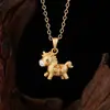2026 Nuevo Estilo Lindo Unicornio Chapado en Arena Dorada Collar Lujo Accesible Versátil para Mujer Colgante de Pegamento Accesorios de Otoño e Invierno