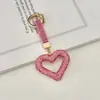 Pingente criativo de chaveiro de carro em formato de coração oco cravejado de diamantes, acessório de bolsa moderno em formato de coração cravejado de diamantes, chaveiro para mulheres
