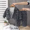 Conjunto de Tres Piezas de Mezclilla con Letras Nuevo para Niños Primavera 2026 Elegante Casual Otoño Moda Infantil Manga Larga