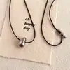 Colar Minimalista Cool com Pingente Metálico Gota d'Água e Cordão de Couro, Luxo Leve, High-End, Personalizado, Corrente Longa Ajustável para Suéter