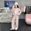 Conjunto moderno y minimalista de dos piezas para niños de tamaño mediano y grande, con cuello alto, cierre de cremallera y pantalones anchos de corte holgado, perfecto para primavera y otoño