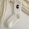 Nuevos estilos de otoño e invierno: Calcetines de lana cálidos, cómodos y amigables con la piel para usar en casa, con diseños de letras, adecuados para dormir y la recuperación posparto, con un diseño moderno y versátil, y una suela engrosada para mayor comodidad al caminar sobre el suelo