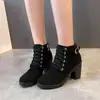 Botas de Cano Curto com Salto Bloco Estilo Novo Outono 2026 Femininas com Cadarço Bico Redondo Material Camurça Botas Curtas com Salto Alto Bloco