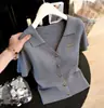 Top de punto gris estilo coreano ultradelgazante y elegante con cuello en V, camiseta versátil fina de manga corta ajustada estilo Chanel para el verano 2026