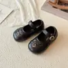 Sapatos de couro para meninas, nova coleção outono 2026, com sola macia, bico fino, sapatos de princesa para crianças, estilo francês, sapatilhas Mary Jane inspiradas em Chanel